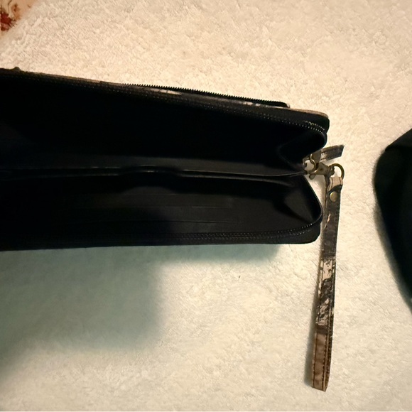 Legendary Whitetail Camo Crossbody Bag and Wristlet Set - Picture 10 of 12